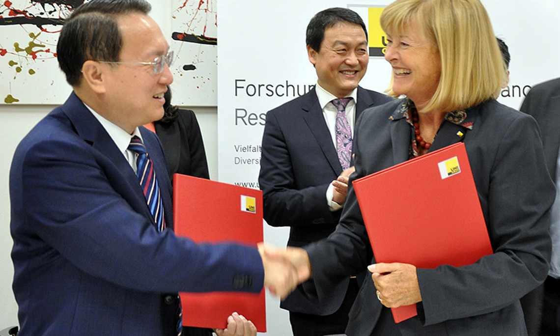 Vizepräsident Zhigang Yu und Rektorin Christa Neuper nach der Unterzeichnung des Kooperationsvertrags. Foto: Uni Graz/Eklaude