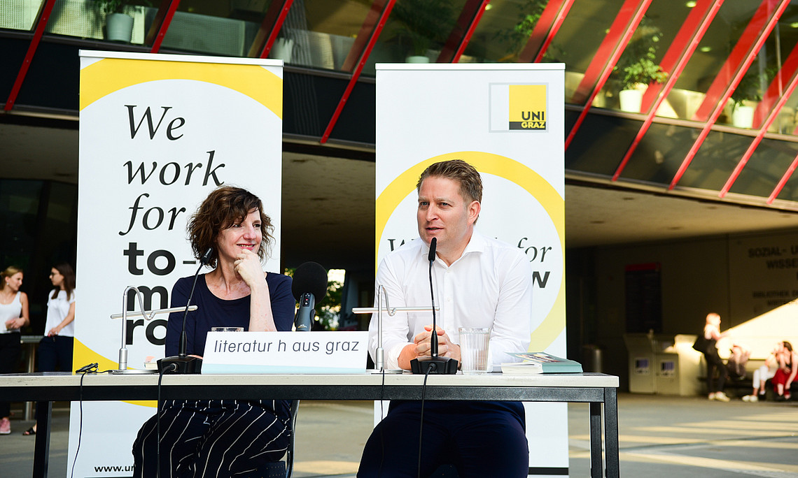 Eine Lesung unter freiem Himmel: Doris Knecht las vor der Kulisse der UB-Baustelle. Der deutsche Literaturkritiker Carsten Otte moderierte den Abend. Foto: Uni Graz/Tzivanopoulos