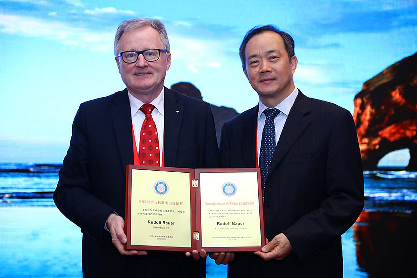Rudolf Bauer (l.) mit Guo De-an, Chairman der TCM Pharmaceutical Analysis Specialty Group of the World Federation of Chinese Medicine Societies. Fotos: Uni Graz/Bauer