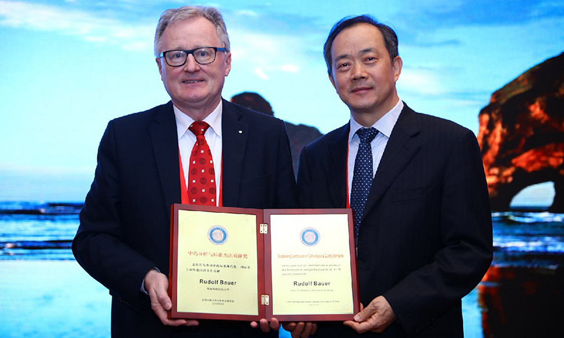 Rudolf Bauer (l.) mit Guo De-an, Chairman der TCM Pharmaceutical Analysis Specialty Group of the World Federation of Chinese Medicine Societies. Fotos: Uni Graz/Bauer