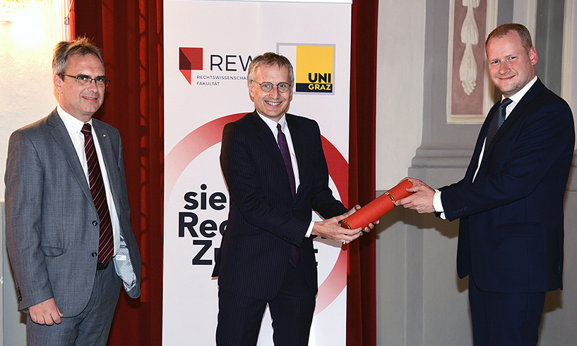 Vizerektor Peter Riedler (links) und REWI-Dekan Christoph Bezemek (rechts) gratulierten Viktor Mayer-Schönberg, der eine Honorarprofessur erhielt. Foto: Uni Graz/Pichler. 