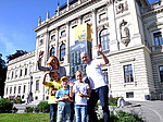 Familie vor dem Hauptgebäude