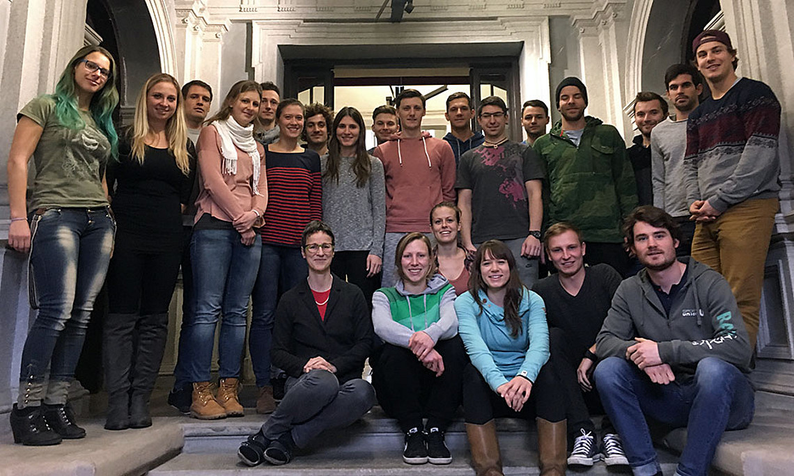 Im Rahmen der Lehrveranstaltung "Projektorganisation" gestalteten Sportstudierende unter der Leitung von Sylvia Titze (sitzend links) ein Bewegungsprogramm für geflüchtete Jugendliche. Fotos: Uni Graz/Institut für Sportwissenschaft