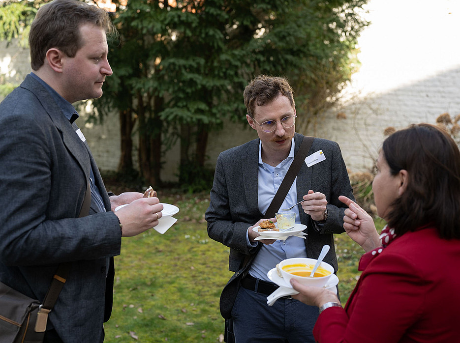 Networking am Buffet ©© Simon Blackley 2026