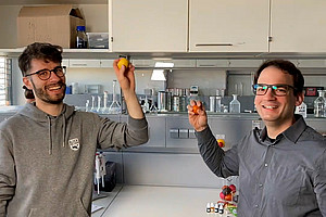 Die Schale verrät viel über die Widerstandsfähigkeit eines Eiers. Philipp Spitzer (rechts) und Michael Angele haben die Probe aufs Exempel gemacht. Foto: Uni Graz/Schweiger