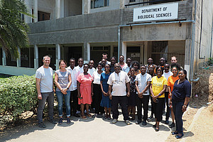 Uni-Graz-Biologe Stephan Koblmüller (ganz links) forscht zur Biodiversität in Sambia. Foto: NHM Wie