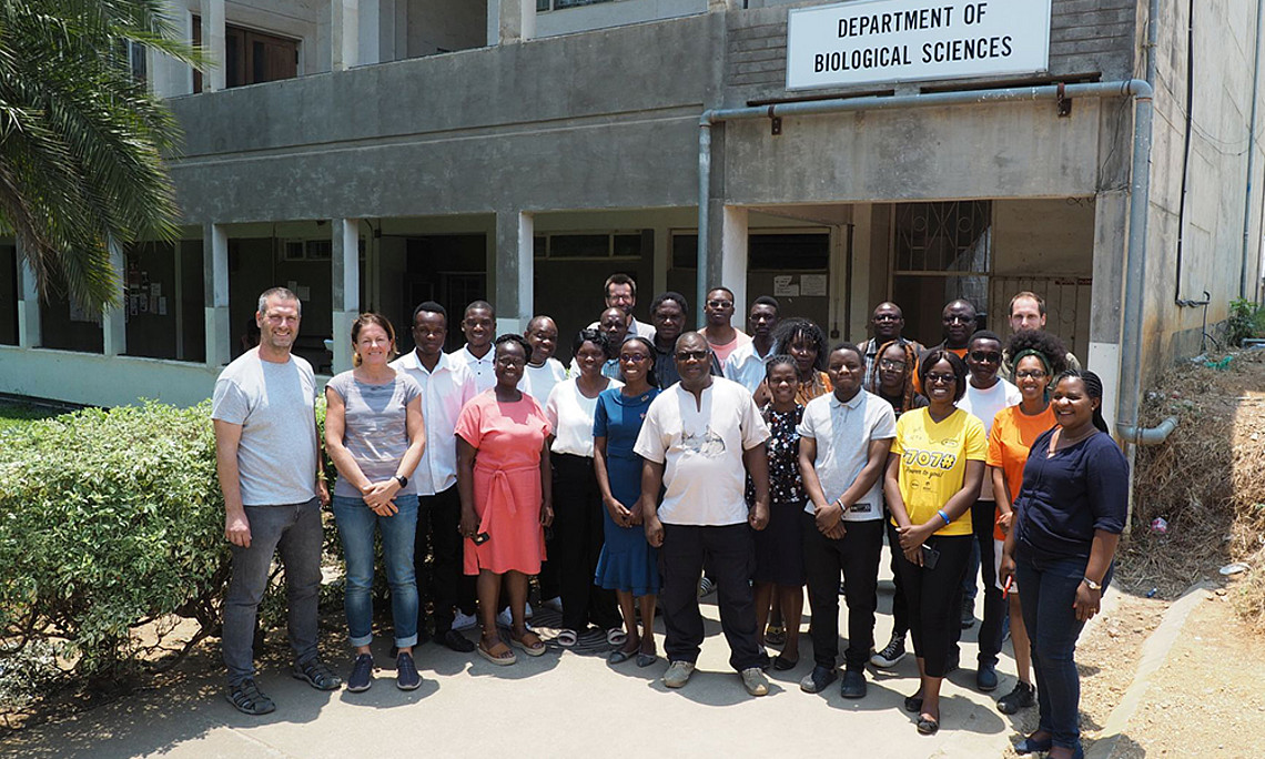 Uni-Graz-Biologe Stephan Koblmüller (ganz links) forscht zur Biodiversität in Sambia. Foto: NHM Wie