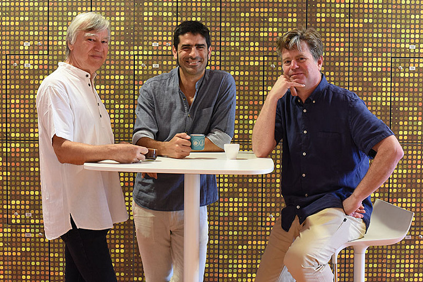 The most creative solutions to many a problem often emerge over coffee. This was the experience of biophysicists Karl Lohner, Enrico Semeraro and Georg Pabst (from left). A chance encounter seven years ago in Germany inspired the researchers to break out of tried-and-true thought patterns. Photo: Uni Graz/Leljak.