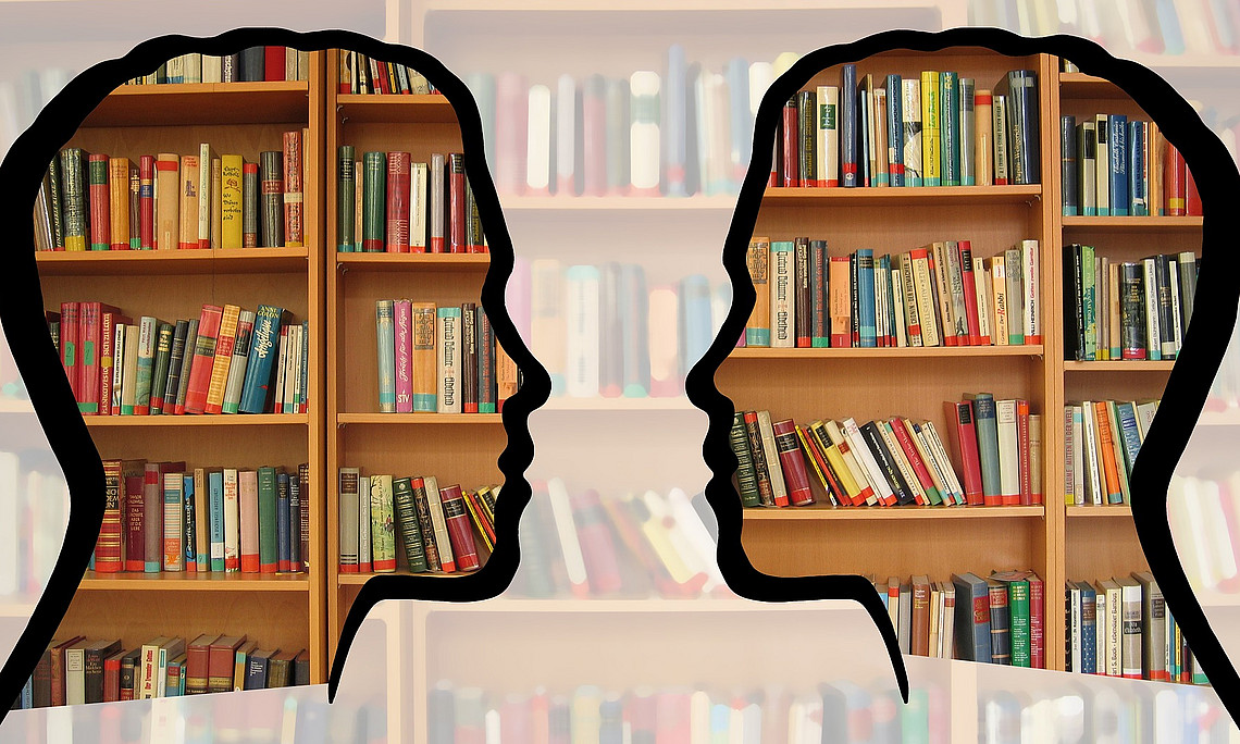 Im Hintergrund sind drei Bücherregale zu sehen, die überwiegend undeutlich zu sehen sind. Im Vordergrund befinden sich zwei schwarze Umrisse von zwei Köpfen, die sich ansehen. Innerhalb der Köpfe sind die Bücherregale klar und deutlich zu sehen, außerhalb nur undeutlich.