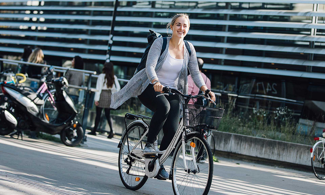 Radfahrerin am Campus