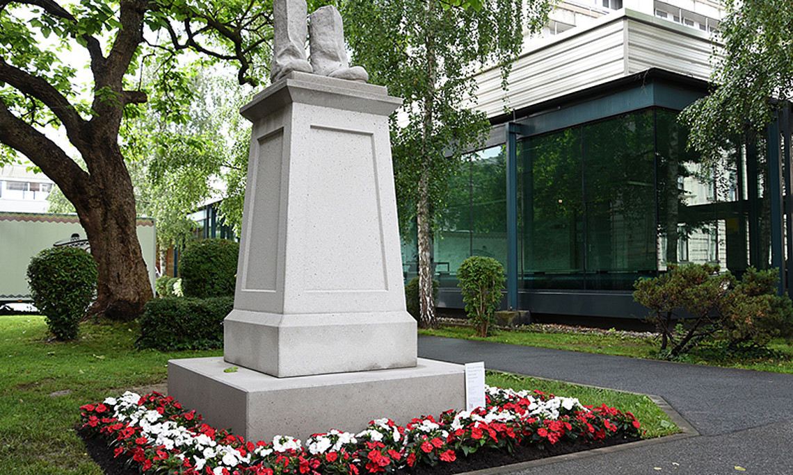Wenn sich politische Verhältnisse ändern, wird oft versucht, die Vergangenheit auszulöschen, indem man Gedenkstätten demontiert. Das thematisiert die Skulptur "Denkmal für ein gestürztes Denkmal" von Anna Jermolaewa. Alle Fotos: Uni Graz/Leljak. 
