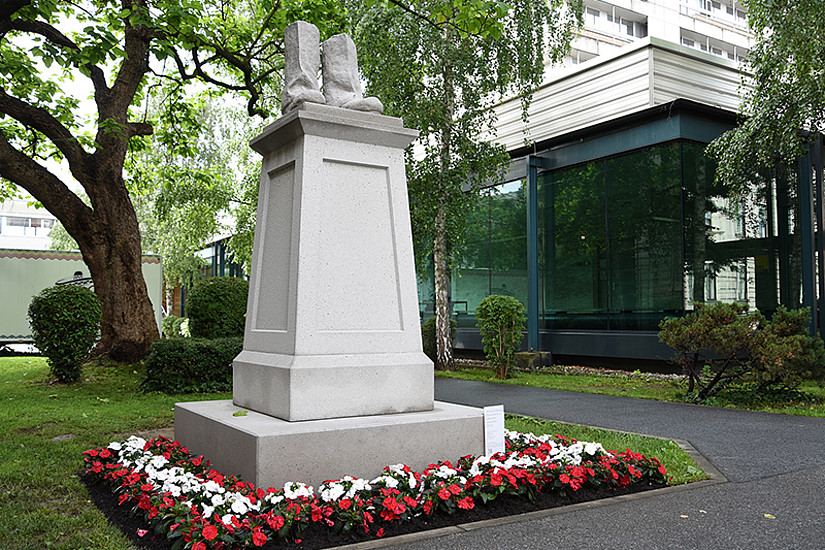 Wenn sich politische Verhältnisse ändern, wird oft versucht, die Vergangenheit auszulöschen, indem man Gedenkstätten demontiert. Das thematisiert die Skulptur "Denkmal für ein gestürztes Denkmal" von Anna Jermolaewa. Alle Fotos: Uni Graz/Leljak. 