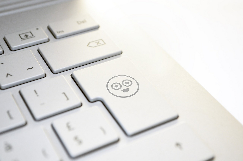 Tastatur mit einem Smiley statt Enter-Taste ©Pixabay Lizenz/athree 23