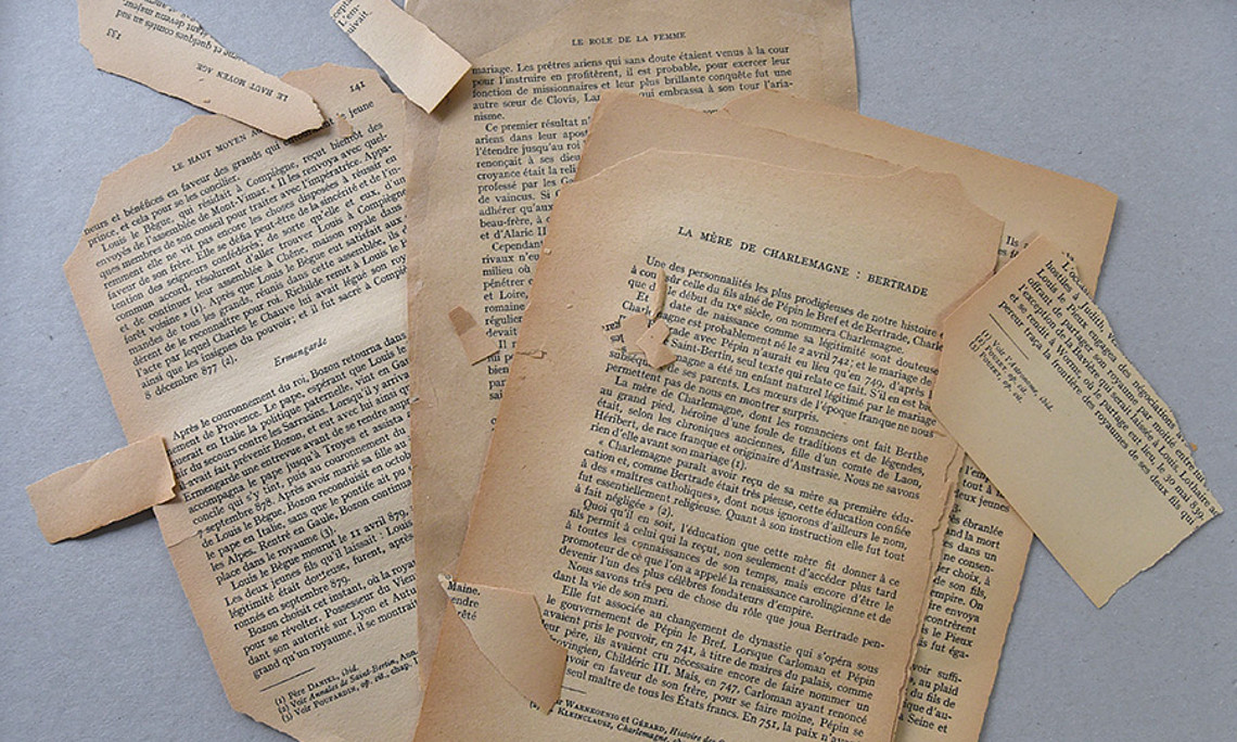 Ein durch Säureabbau beschädigtes Buch: Ein nanotechnologisches Verfahren der Uni Graz kann wertvolle Kulturgüter retten. Foto: Uni Graz/Schweiger