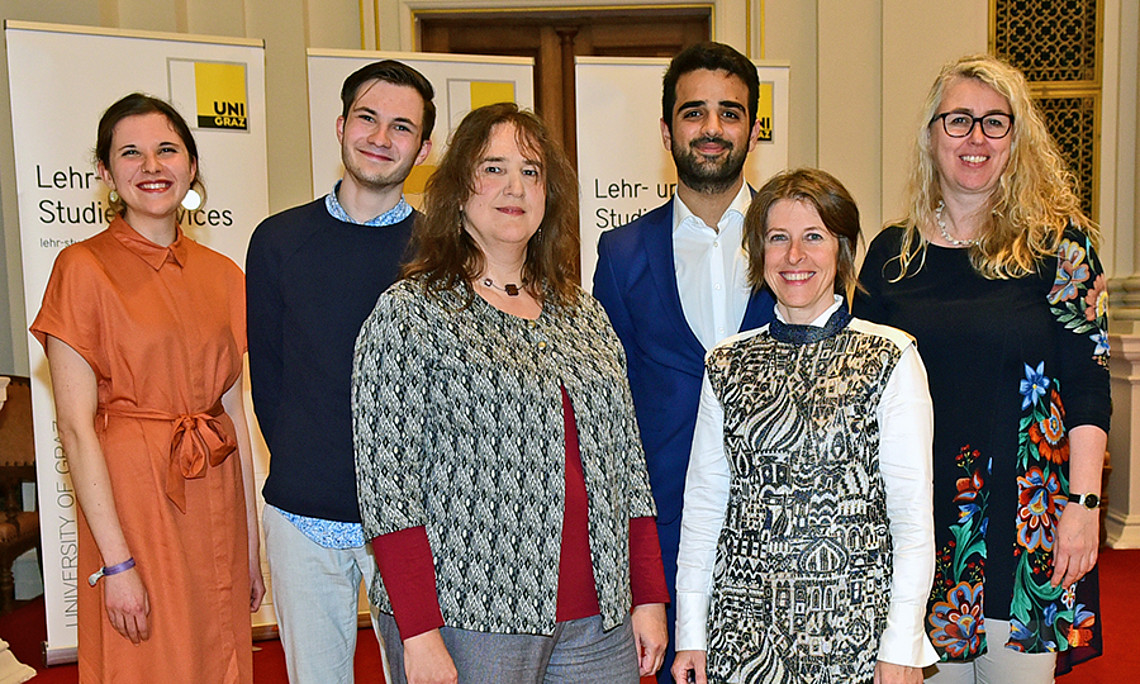Die Preisträgerinnen Monika Stromberger und Nora Melzer-Azodanloo (vorne v.l.) mit Viktoria Wimmer, Jan Stering und Armin Amiryousofi von der ÖH und Vizerektorin Catherine Walter-Laager (v.l.). Foto: Uni Graz/Pichler