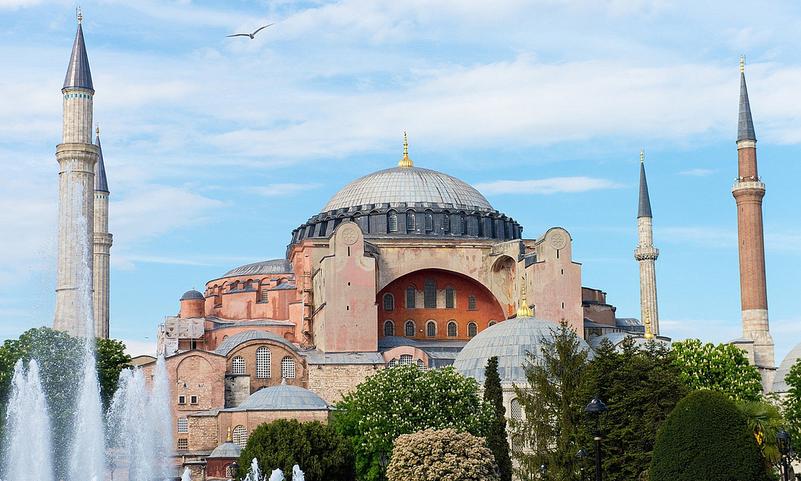 The Hagia Sophia - holy wisdom - in Istanbul is the symbolical gate to the Orient. Die former byzantinic chirch was transformed into a museum and is now used as a mosque. Photo: Pixabay