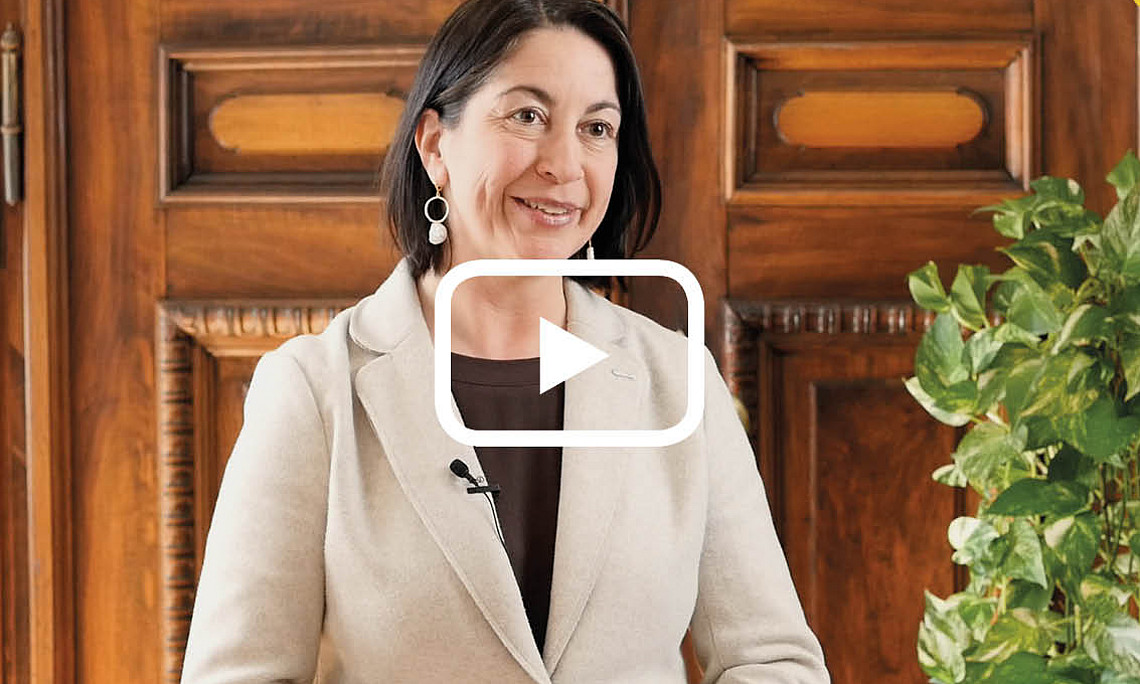 Video "Universitätslehrgang Versicherungswirtschaft - AbsolventInnen berichten"