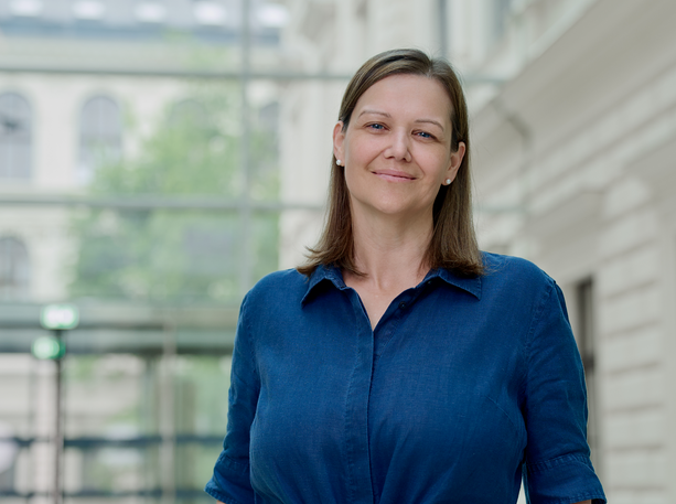 Eva K. in der Bib; im blauen Kleid ©WildundWunderbar