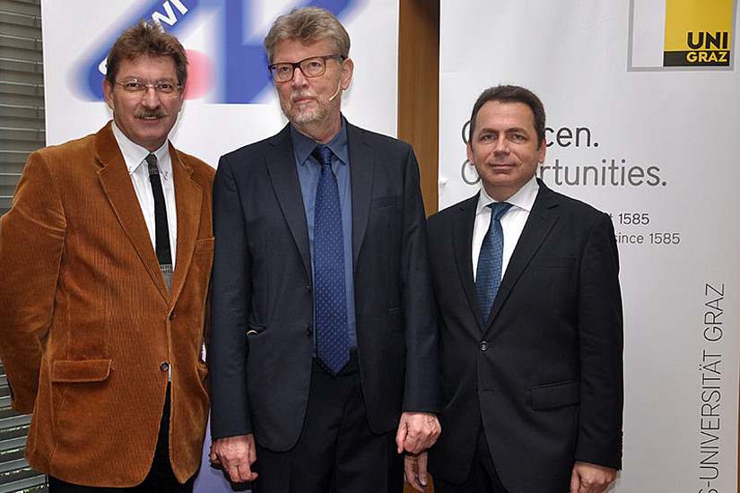 Vizerektor Peter Scherrer, Prof. Georg Schreyögg und Dekan Thomas Foscht (v.l.) bei der Eröffnung des SOWI-Fakultätstags