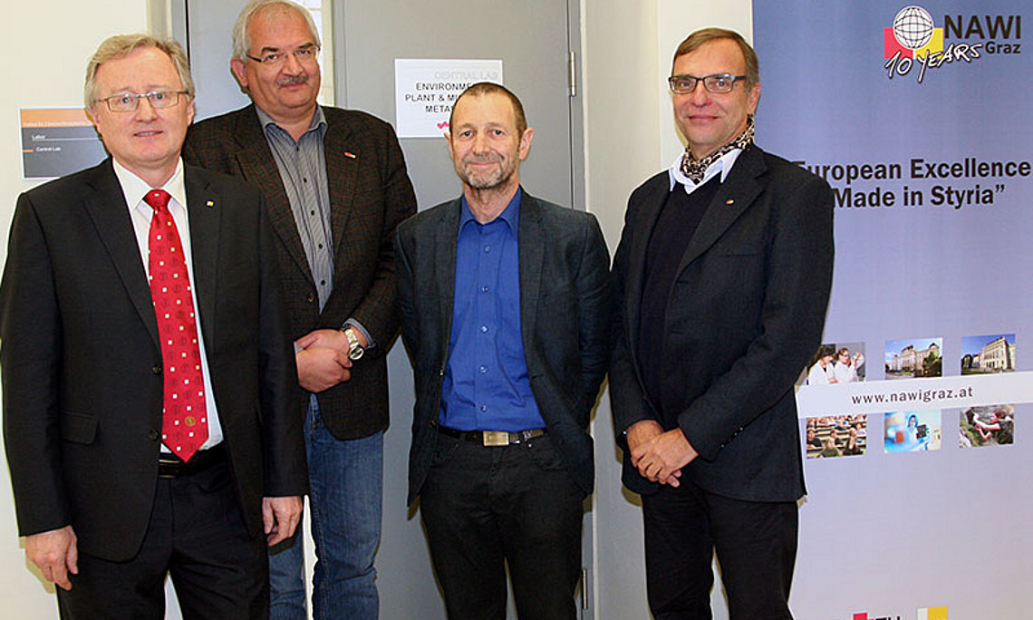 Rudolf Bauer, Leiter des Instituts für Pharmazeutische Wissenschaften, NAWI-Graz-Dekan Frank Uhlig, Kevin Francesconi, Leiter des Instituts für Chemie, und NAWI-Graz-Dekan Martin Mittelbach (v.l.). Foto: Uni Graz/Pichler