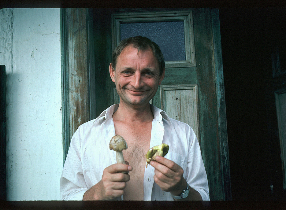 Günter Brus, fotografiert von Gerhard Roth ca. 1984, mit zwei Pilzen in der Hand 