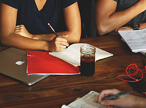 Students working at the table and symbolizing a citation script ©Pixabay/StartupStockPhotos