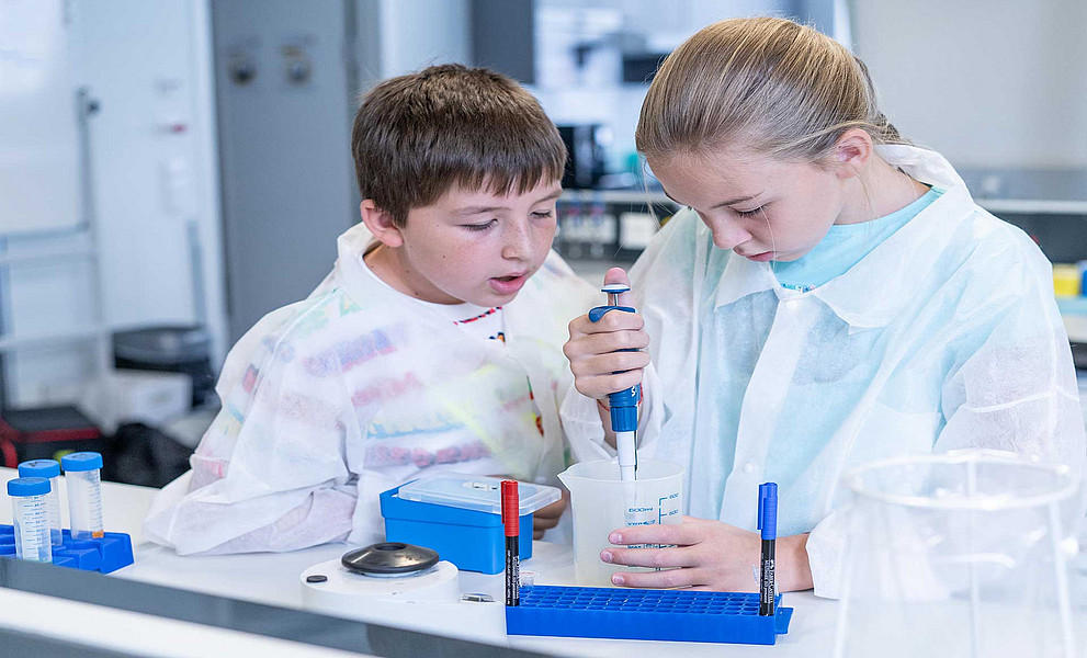 zwei Kinder im Labor
