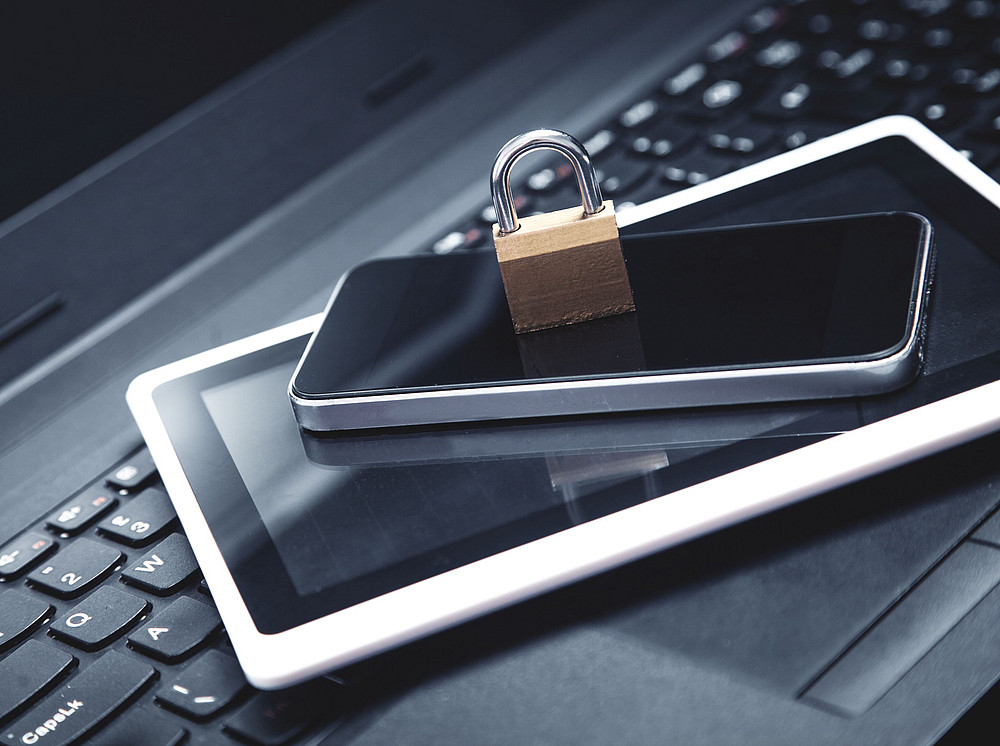 Laptop, tablet and mobile phone with a lock on it symbolise help with technical problems ©andranik123 - stock.adobe.com