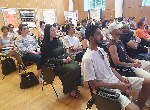 eine Menge an Menschen, die in einem Hörsaal sitzt und einen Vortrag anhört ©Uni Graz/Kukovetz