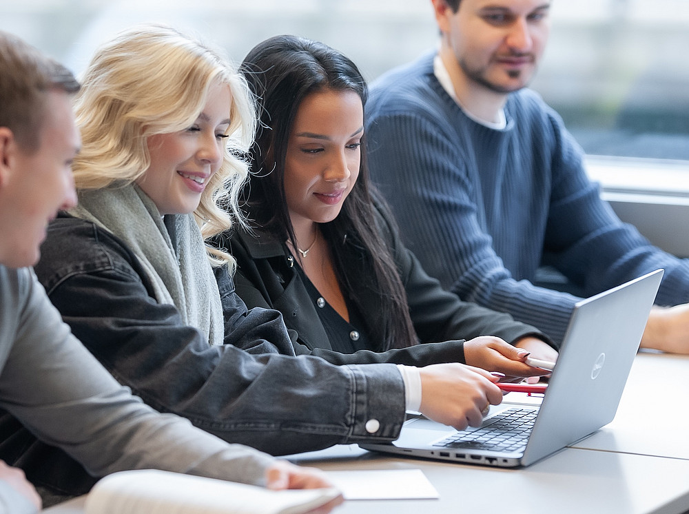 Students with Notebook ©Fotokuchl