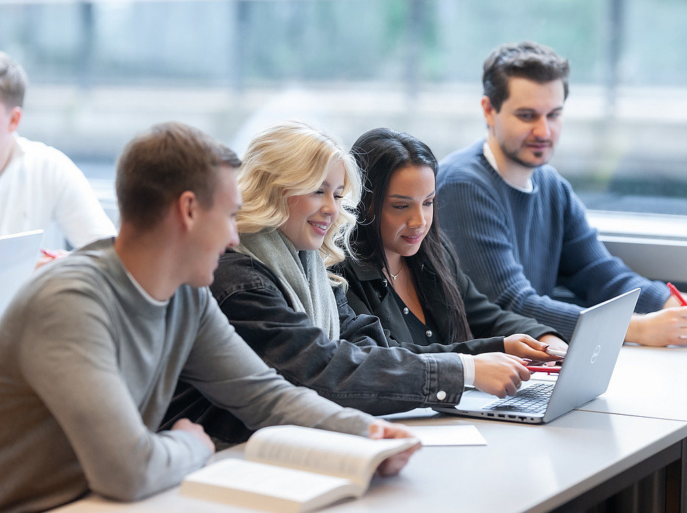 Studenten mit Laptop ©Fotokuchl