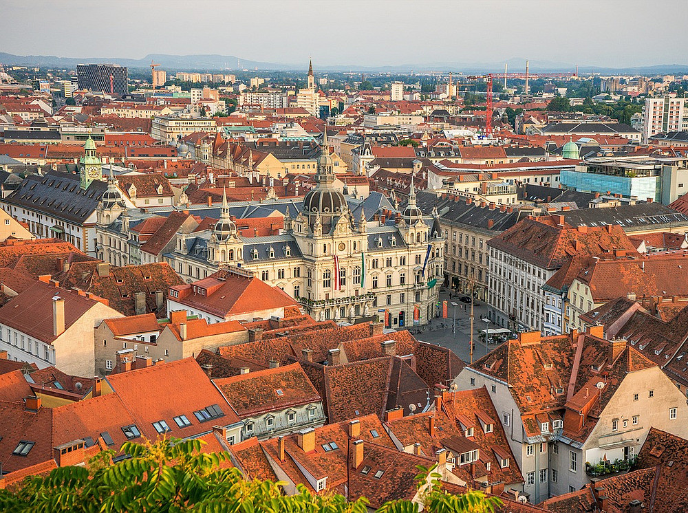 Graz Blick vom Schlossberg auf die Innenstadt mit Hauptplatz und Rathaus ©Pixabay/Leonhard Niederwimmer