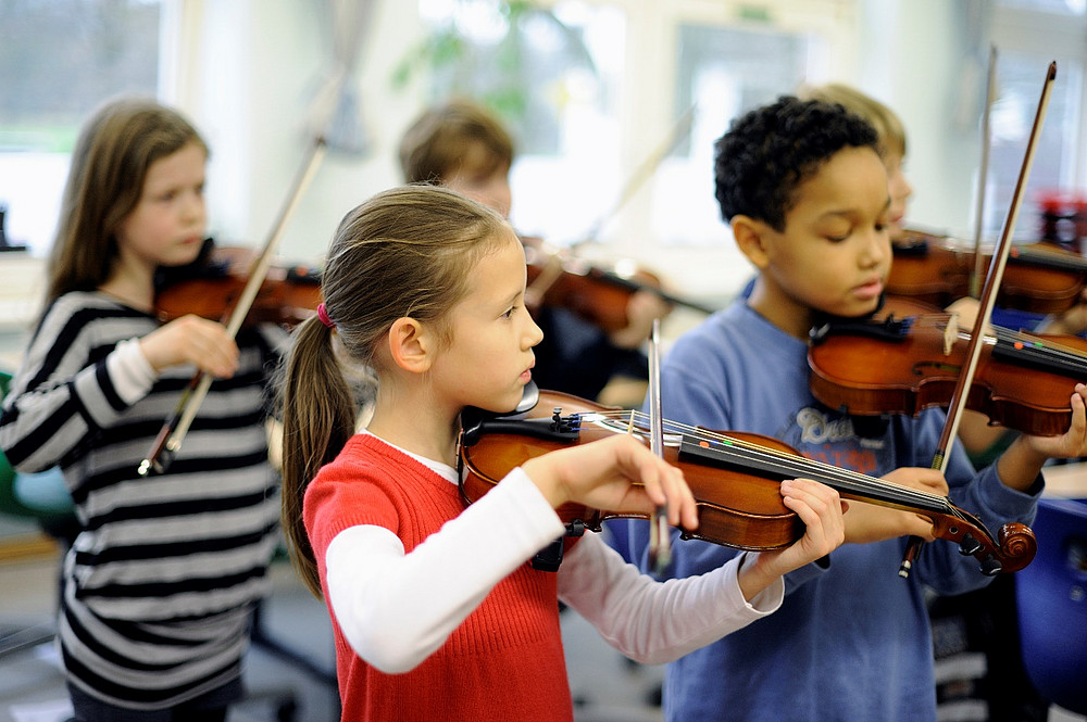 Kinder spielen Geige ©Markus Hertrich, JeKi Hamburg