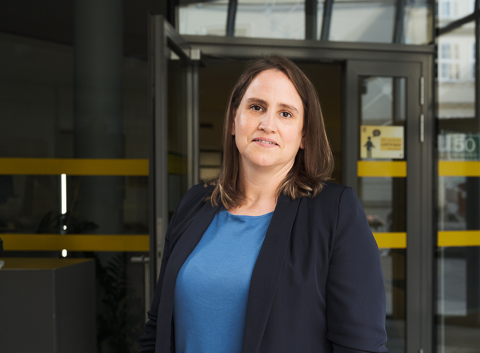 Tea Pavkov-Keller steht vor dem Eingang zum Zentrum für Molekulare Biowissenschaften 