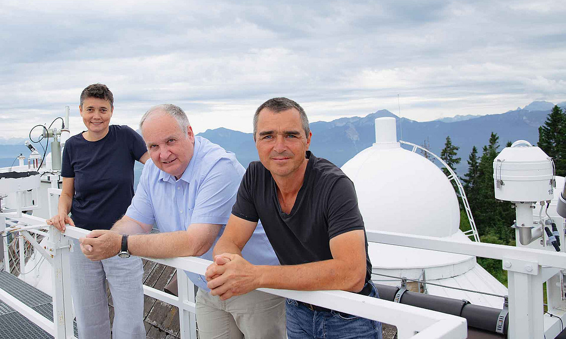Wissenschaftler:innen auf der Kanzelhöhe: Werner Pötzi, Dietmar Baumgartner und Astrid Veronig (v. l.) Foto: Uni Graz/Tzivanopoulos