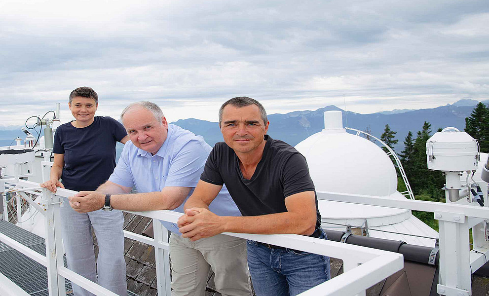 Wissenschaftler:innen auf der Kanzelhöhe: Werner Pötzi, Dietmar Baumgartner und Astrid Veronig (v. l.) Foto: Uni Graz/Tzivanopoulos