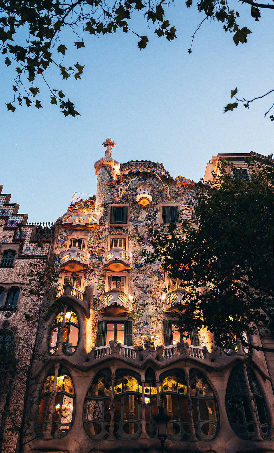 Abendliche Fotografie des von Gaudí entworfenen Casa Batló in Barcelona.