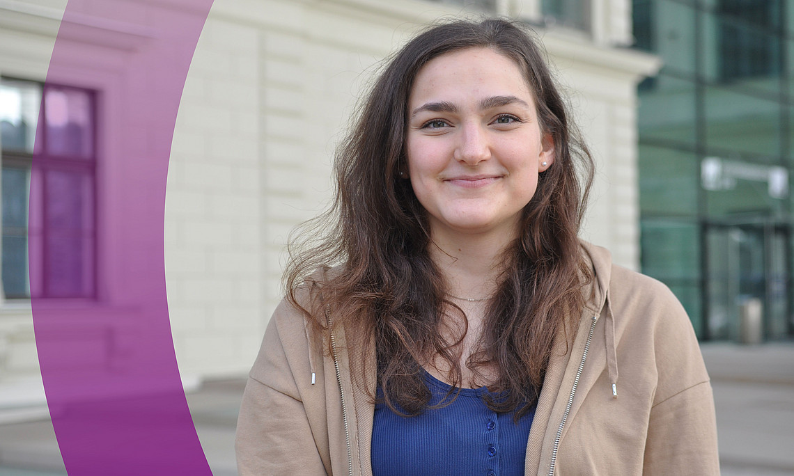 Josefine Meyer erforscht im Rahmen eines Stipendiums für Bachelor-Studierende neuronale Netzwerke im Fadenwurm "c elegans". Die 20-Jährige ist damit schon jetzt auf Kurs in Richtung Wissenschaftskarriere. Foto: Raffael Reithofer. 