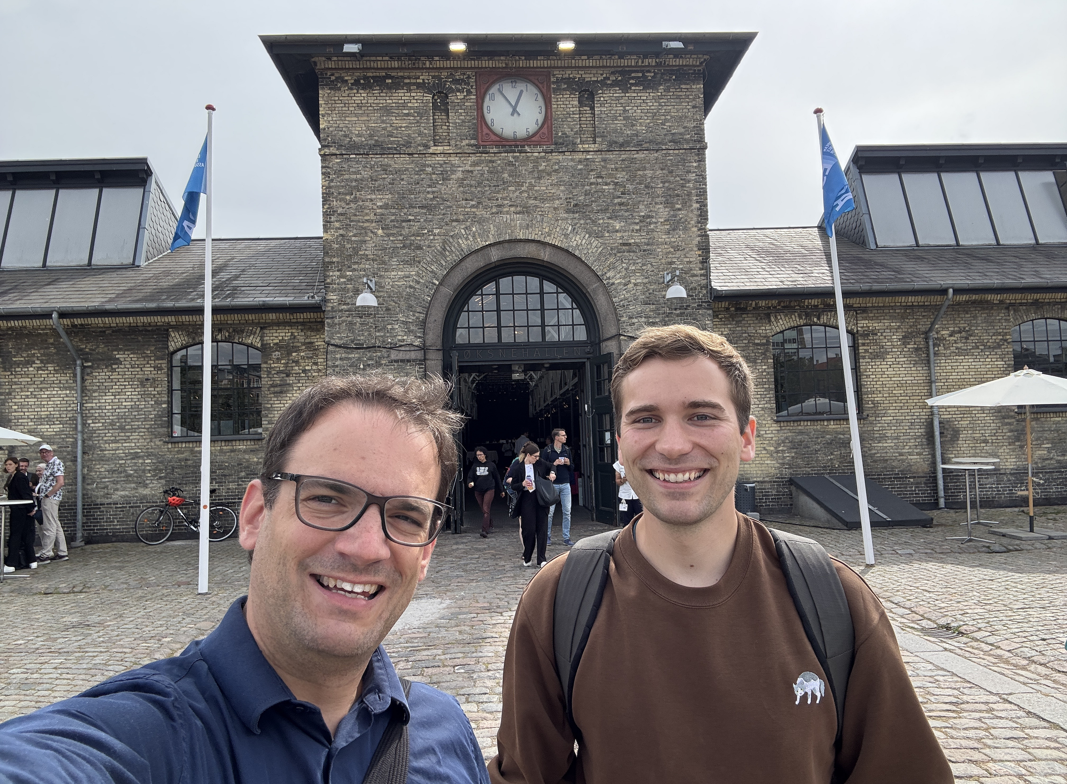 Philipp Spitzer und Sebastian Tassoti vor der Conference Venue 