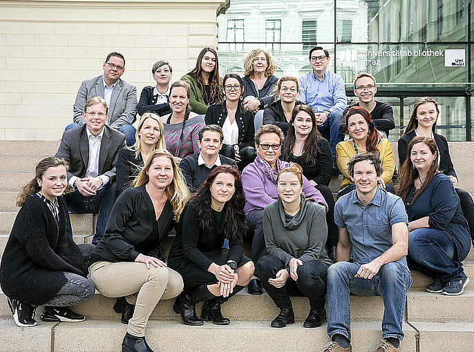 Gruppenfoto des Teams der Studienabteilung Uni Graz, insgesamt 22 Pesonen auf der Stiege vor der Universitätsbibliothek der Uni Graz ©Studienabteilung Uni Graz