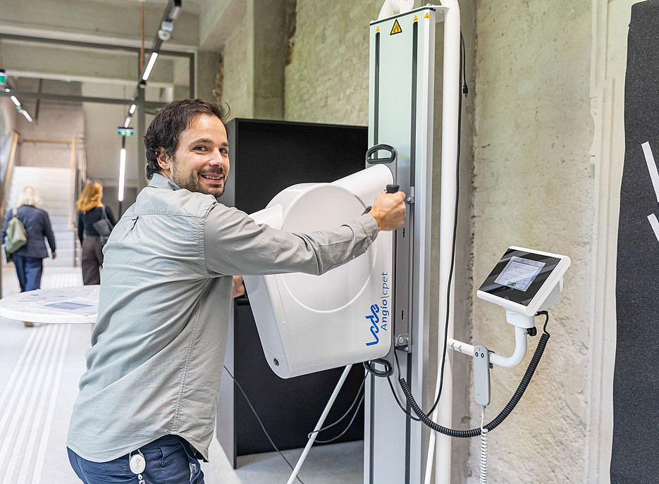 Ein Mann probiert sich am Sportgerät ©Foto Fischer