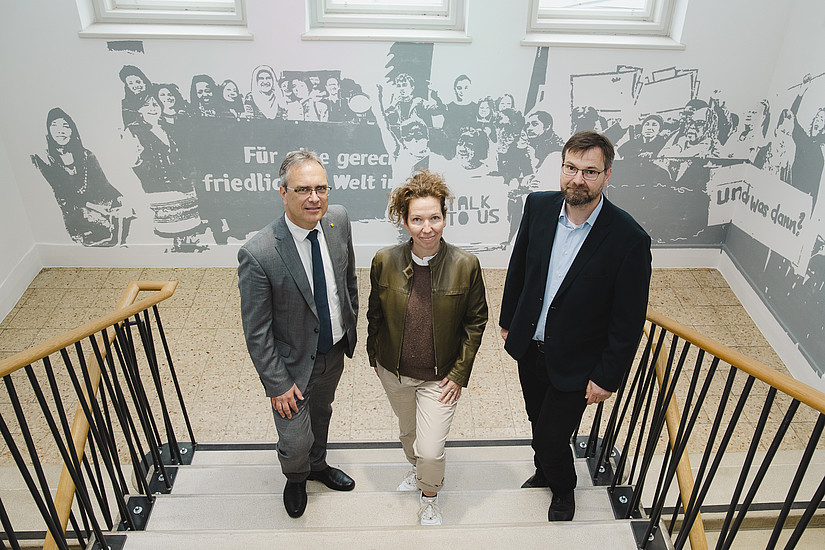 Rektor Peter Riedler, Künstlerin Elisabeth Schmirl und Projektleiter Gerald Lamprecht vom Zentrum für jüdische Studien der Uni Graz (v.l) vor dem Kunstwerk im unicorn. Foto: Uni Graz/Tzivanopoulos