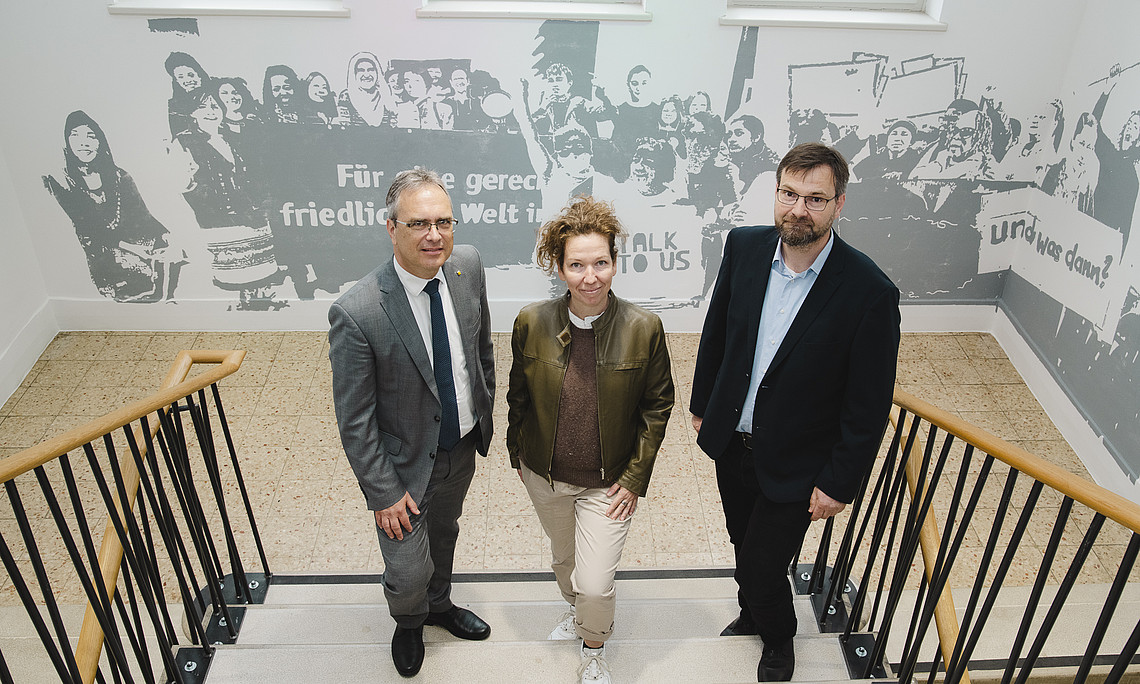 Rektor Peter Riedler, Künstlerin Elisabeth Schmirl und Projektleiter Gerald Lamprecht vom Zentrum für jüdische Studien der Uni Graz (v.l) vor dem Kunstwerk im unicorn. Foto: Uni Graz/Tzivanopoulos
