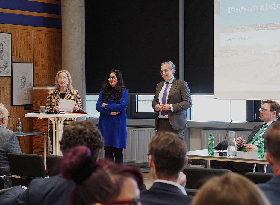 Bild der Veranstalter und der Moderatorin ©Uni Graz/Schwarz