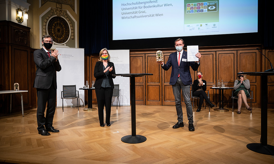 Gottfried Kirchengast nahm den 1. Platz für den "Nationalen Energie- und Klimaplan" entgegen. (Foto: BMK / Cajetan Perwein)