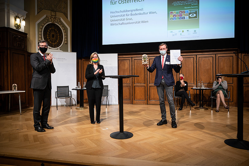 Gottfried Kirchengast nahm den 1. Platz für den "Nationalen Energie- und Klimaplan" entgegen. (Foto: BMK / Cajetan Perwein)