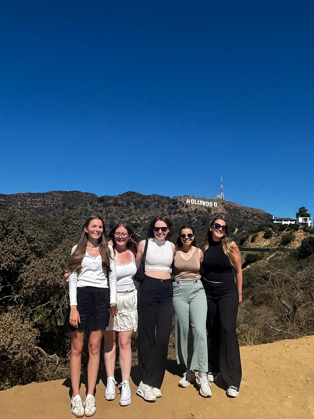 Mädchen vor dem Hollywood Schild ©Global Diary | Lisa Magnes
