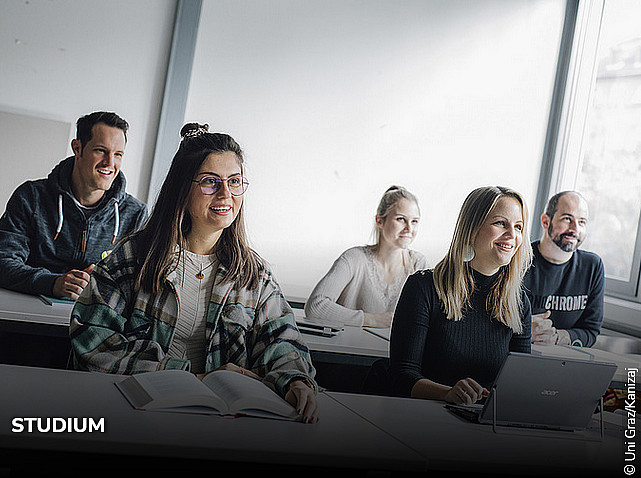 eine Gruppe Studierender sitzt in einem Seminarraum und hört zu 