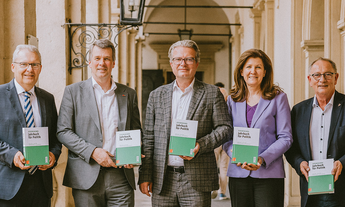 Autorinnen und Autoren präsentieren das Jahrbuch für Politik 2024