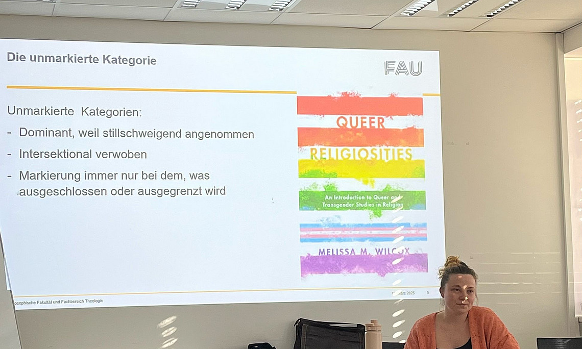 Dr. Jessica Albrecht bei ihrem Vortrag in Graz (cc Chiara Schallhammer)